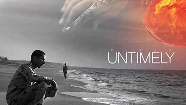 Ein Filmposter für „Untimely“ zeigt einen Soldaten am Strand und eine Hand mit Henna-Tattoos.