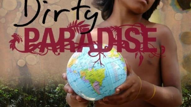 Ein indigener Junge hält eine Weltkugel in den Händen, Plakat für den Film „Dirty Paradise“.