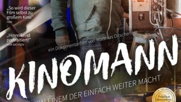 Das Filmplakat für den Dokumentarfilm „Kinomann“ zeigt einen Mann neben einem Filmprojektor.