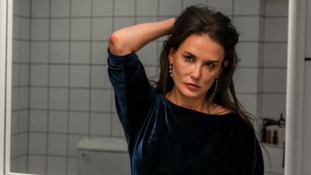 Neuer Film Substance: Schauspielerin Demi Moore steht tränenverschmiert vor einem Spiegel 