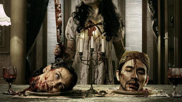 Ein blutiger Horror-Filmposter für „Sumala“ mit Luna Maya und Darius Sinathrya.