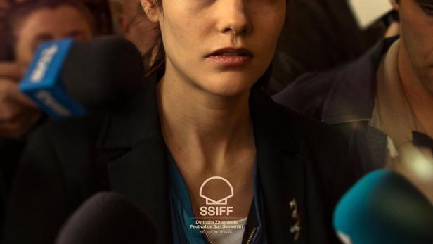 Das Filmplakat für „Soy Nevenka“ zeigt Mireia Oriol umringt von Mikrofonen.