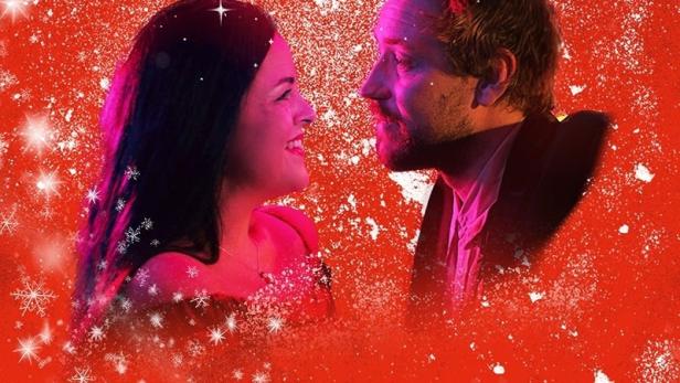 Das Filmplakat für „The Chocolate Club“ zeigt zwei Schauspieler vor einem roten Hintergrund mit Schokolade.