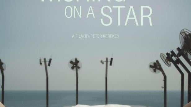 Zwei Frauen liegen am Pool im Filmplakat für „Wishing on a Star“.