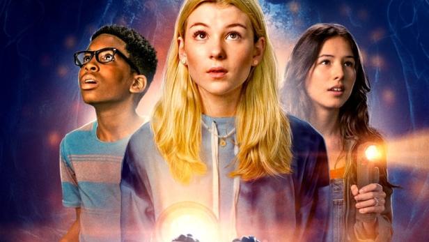 Das Filmplakat für „Treasure Trackers“ zeigt drei Jugendliche vor einer Schatztruhe.