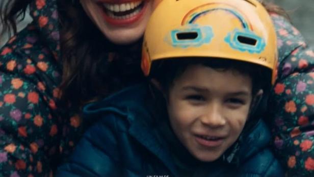 Das Filmplakat zu „A l'épreuve“ zeigt eine lächelnde Frau und ein Kind mit Fahrradhelm.