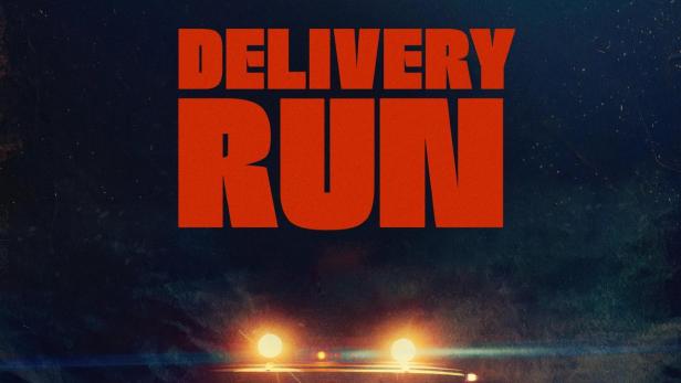 Das Filmplakat für „Delivery Run“ zeigt die Augen einer Person im Rückspiegel und ein Schiff im Dunkeln.