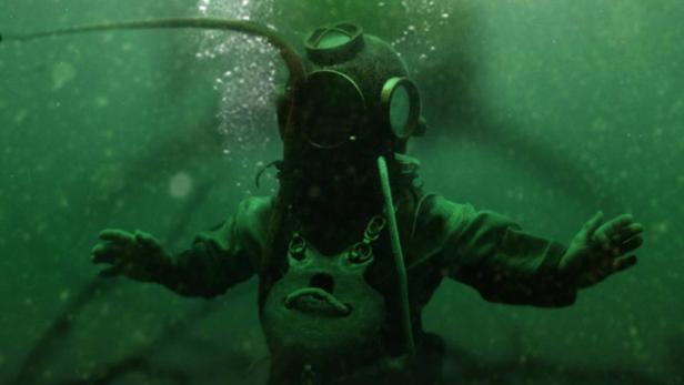 Ein Taucher in einem alten Taucheranzug unter Wasser, Filmposter für „Fear Below“.