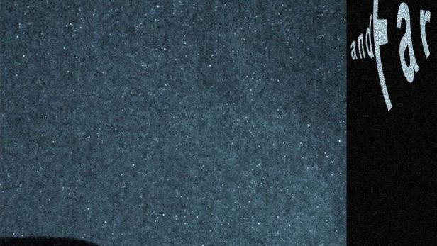 Das Cover des Buches „Little, Big, and Far“ zeigt einen Sternenhimmel und eine Silhouette.