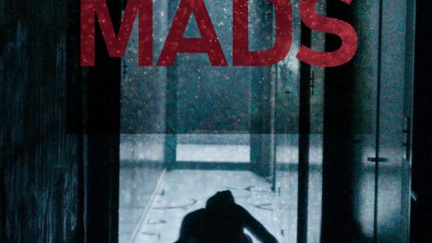 Ein verstörendes Bild mit dem Titel „Mads“ zeigt eine Person in einer unheimlichen Pose in einem dunklen Flur.