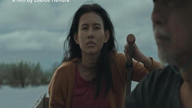 Das Filmplakat für „Tale Of The Land“ zeigt zwei Menschen in einem Boot.