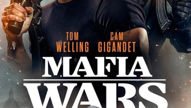 Das Filmplakat für „Mafia Wars“ zeigt Tom Welling, Cam Gigandet und eine bewaffnete Nonne vor einem Schlachtfeld.