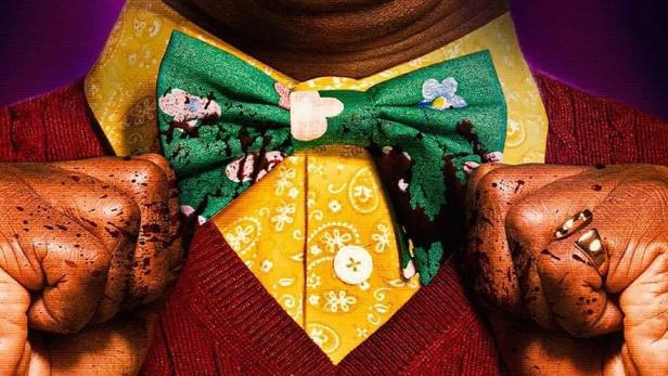 Das Filmplakat zu „Mr. Crocket“ zeigt einen Mann mit Fliege und blutverschmierten Fäusten.