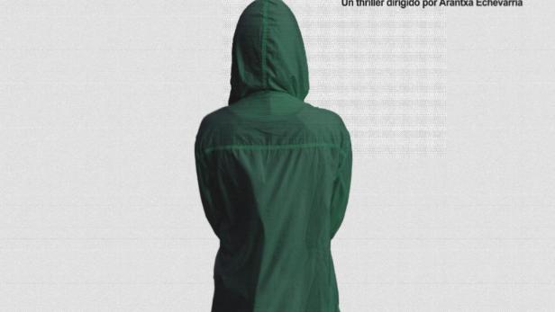 Das Filmplakat für „La Infiltrada“ zeigt eine Frau in einem grünen Mantel vor einer Stadtkulisse.