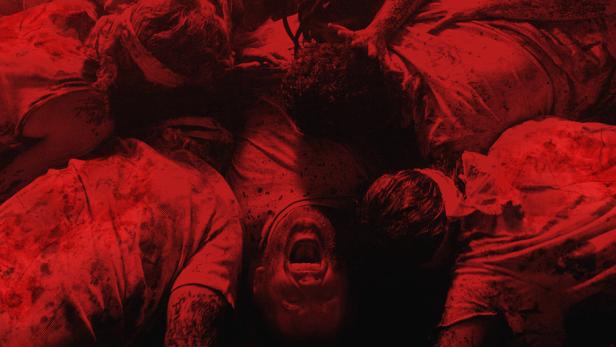 Das rote Filmplakat „1978“ zeigt eine Gruppe blutverschmierter, übereinanderliegender Körper.