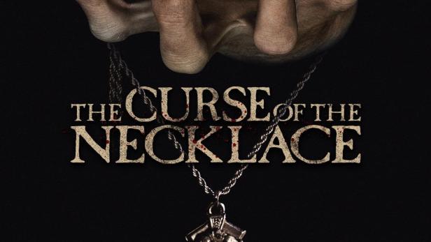 Das Filmplakat für „The Curse of the Necklace“ zeigt eine Hand über einem verfluchten Amulett.