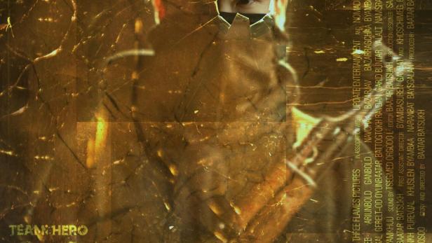 Ein Mann blickt durch ein zerbrochenes Fenster im Filmplakat zu „Travesty“.