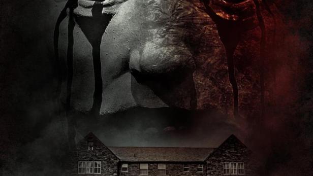 Das Filmplakat für „Hell House LLC Origins: The Carmichael Manor“ zeigt ein unheimliches Herrenhaus unter einem Gesicht mit dunklen Tränen.