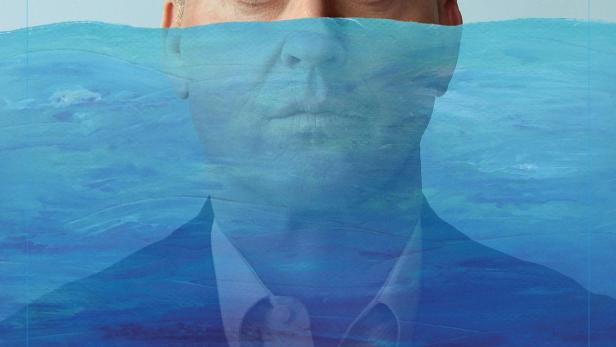 Das Filmplakat für „Goodrich“ zeigt Michael Keaton, dessen Gesicht bis zur Nase in blauem Wasser getaucht ist.