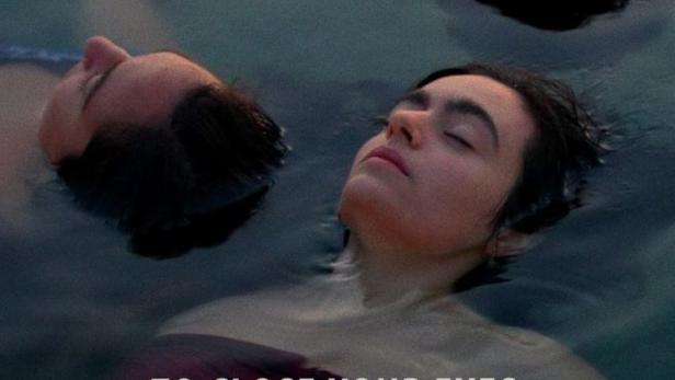 Drei junge Menschen treiben im Wasser, Filmposter für „To Close Your Eyes and See Fire“.