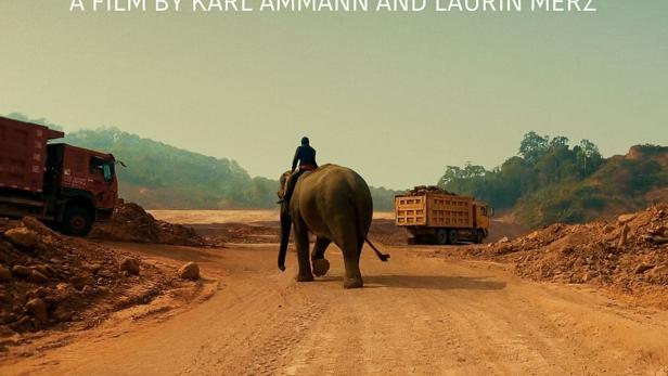 Ein Mann reitet auf einem Elefanten zwischen zwei großen Lastwagen; Filmposter „Stealing Giants“.