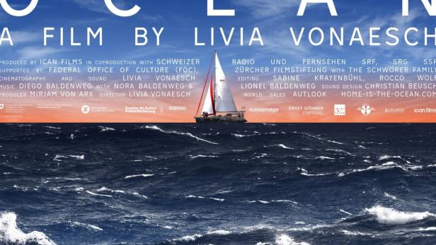 Das Filmplakat für „Home is the Ocean“ zeigt ein Segelboot auf stürmischer See.
