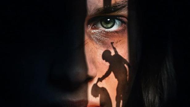 Das Filmplakat für „The Daughter“ zeigt das Gesicht eines jungen Mädchens mit einer bedrohlichen Silhouette.