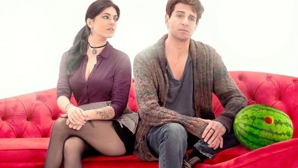 Das Filmplakat für „L'amore e altre seghe mentali“ zeigt Giampaolo Morelli und Maria Chiara Giannetta auf einem roten Sofa.