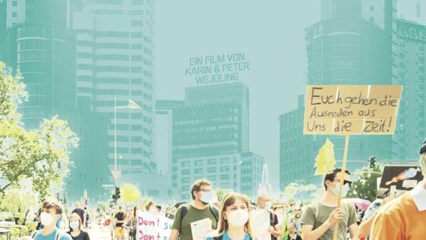 Plakat für den Film „Urgewald – Auf den Spuren des Geldes“ mit Demonstrierenden im Vordergrund.