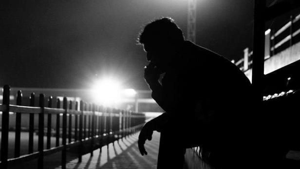 Ein Mann sitzt im Dunkeln und denkt nach, im Vordergrund der Titel „For Ra Na“.