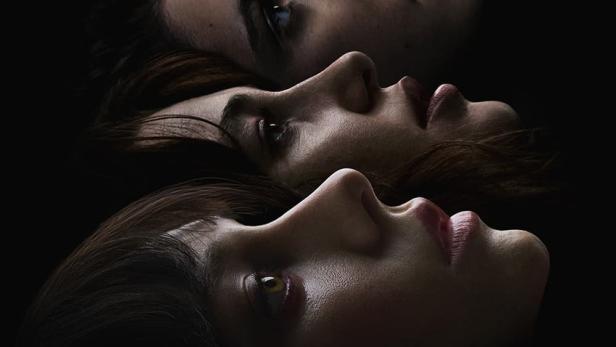 Das Filmplakat für „El Llanto“ zeigt die Schauspielerinnen Ester Expósito, Mathilde Ollivier und Malena Villa.