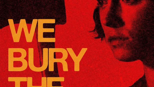 Das rote Filmplakat für „We Bury the Dead“ mit Daisy Ridley, Mark Coles Smith und Brenton Thwaites.