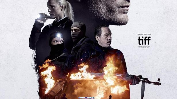 Das Filmplakat für „De Lydløse“ zeigt bewaffnete Personen und ein brennendes Polizeiauto.