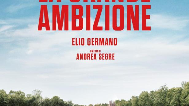 Das Filmplakat für „Berlinguer: La Grande Ambizione“ zeigt Elio Germano vor einer Menschenmenge.