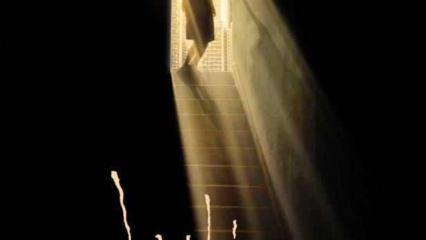 Das Filmplakat für „Big World“ zeigt eine Person, die in Richtung eines hellen Ausgangs geht.