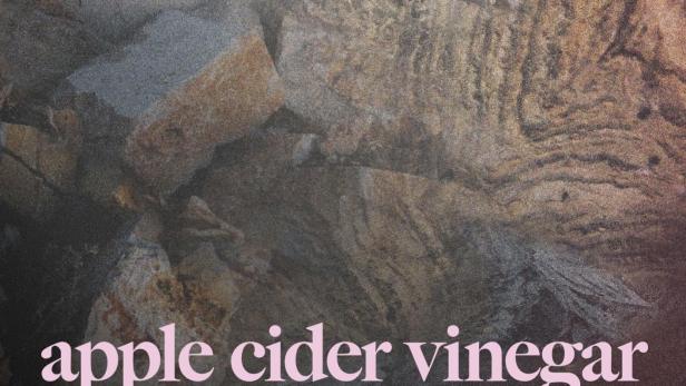 Das Filmplakat für „Apple Cider Vinegar“ zeigt eine abstrakte Felsformation.