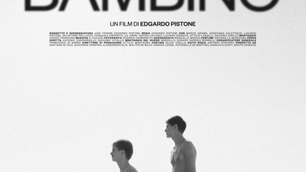 Das Filmplakat für „Ciao Bambino“ zeigt eine Gruppe junger Männer am Strand.