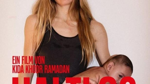 Das Filmplakat für „Haltlos“ zeigt Lilith Stangenberg mit einem Baby im Arm.