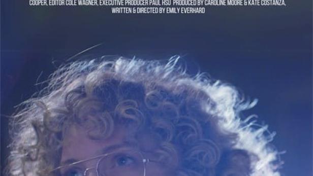 Das Filmplakat für „Special Delivery“ zeigt eine junge Person mit lockigem Haar und Brille, die isst.