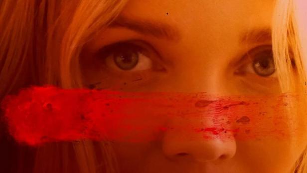 Das Filmplakat für „Lovebomb“ zeigt Jessie Andrews mit einem roten Balken über den Augen.