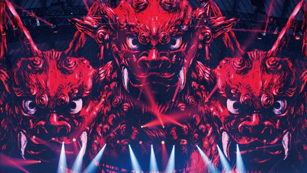 Das Filmplakat für „Babymetal Legend - 43 The Movie“ zeigt die Band auf der Bühne vor einer roten Drachenkulisse.