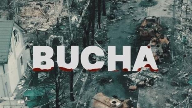 Das zerstörte Stadtbild von Butscha mit ausgebrannten Fahrzeugen und beschädigten Häusern.