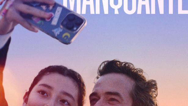 Ein junges Mädchen und ein Mann machen ein Selfie vor einem farbenfrohen Himmel.