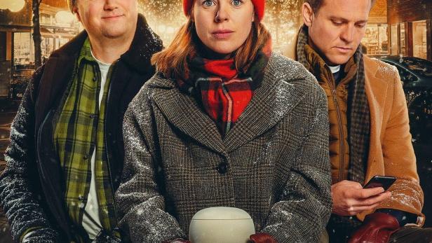 Das Filmplakat für „Tre menn til Vilma“ zeigt drei Schauspieler vor weihnachtlicher Kulisse.