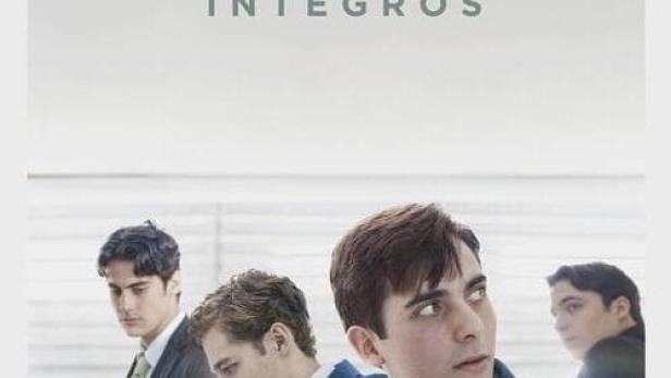 Das Filmplakat für „Hombres Íntegros“ zeigt eine Gruppe junger Männer in Anzügen.