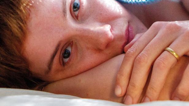 Das Filmplakat für „Hors d'haleine“ zeigt eine Frau, die unter einer blauen Decke liegt.