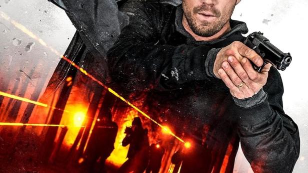 Das Filmplakat für „72 Hours“ zeigt zwei bewaffnete Männer vor einem roten Hintergrund.