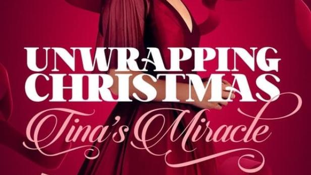 Das Filmplakat für „Unwrapping Christmas: Tina's Miracle“ zeigt eine lächelnde Frau in einem roten Kleid.