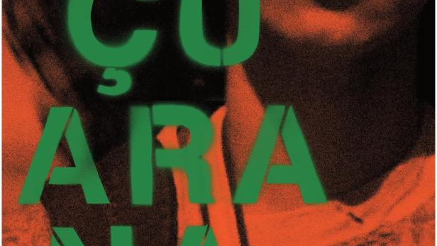 Das Filmplakat für „Sucuri“. Es zeigt das Gesicht einer Person und den Filmtitel in grüner Schrift.