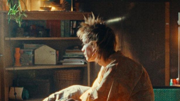 Das Filmplakat für „Splitter“ zeigt eine Frau, die auf einem Bett sitzt.